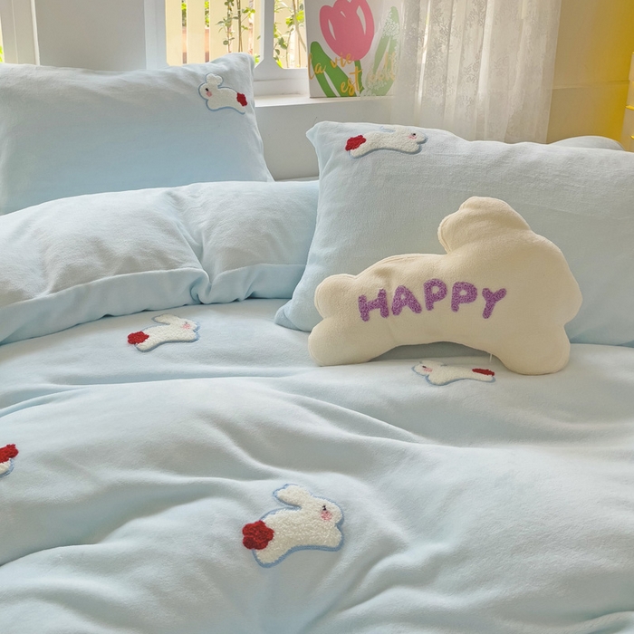 91家纺网 家纺一手货源 找家纺 寐居家纺 2025新款纯色毛巾绣牛奶绒四件套 云朵兔-蓝