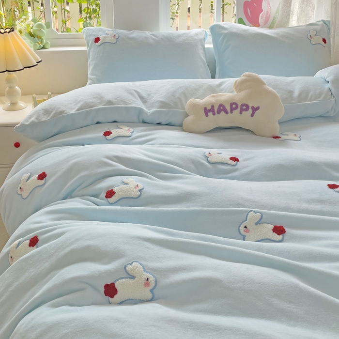 91家纺网 家纺一手货源 找家纺 寐居家纺 2025新款纯色毛巾绣牛奶绒四件套 云朵兔-蓝