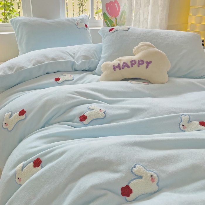 91家纺网 家纺一手货源 找家纺 寐居家纺 2025新款纯色毛巾绣牛奶绒四件套 云朵兔-蓝