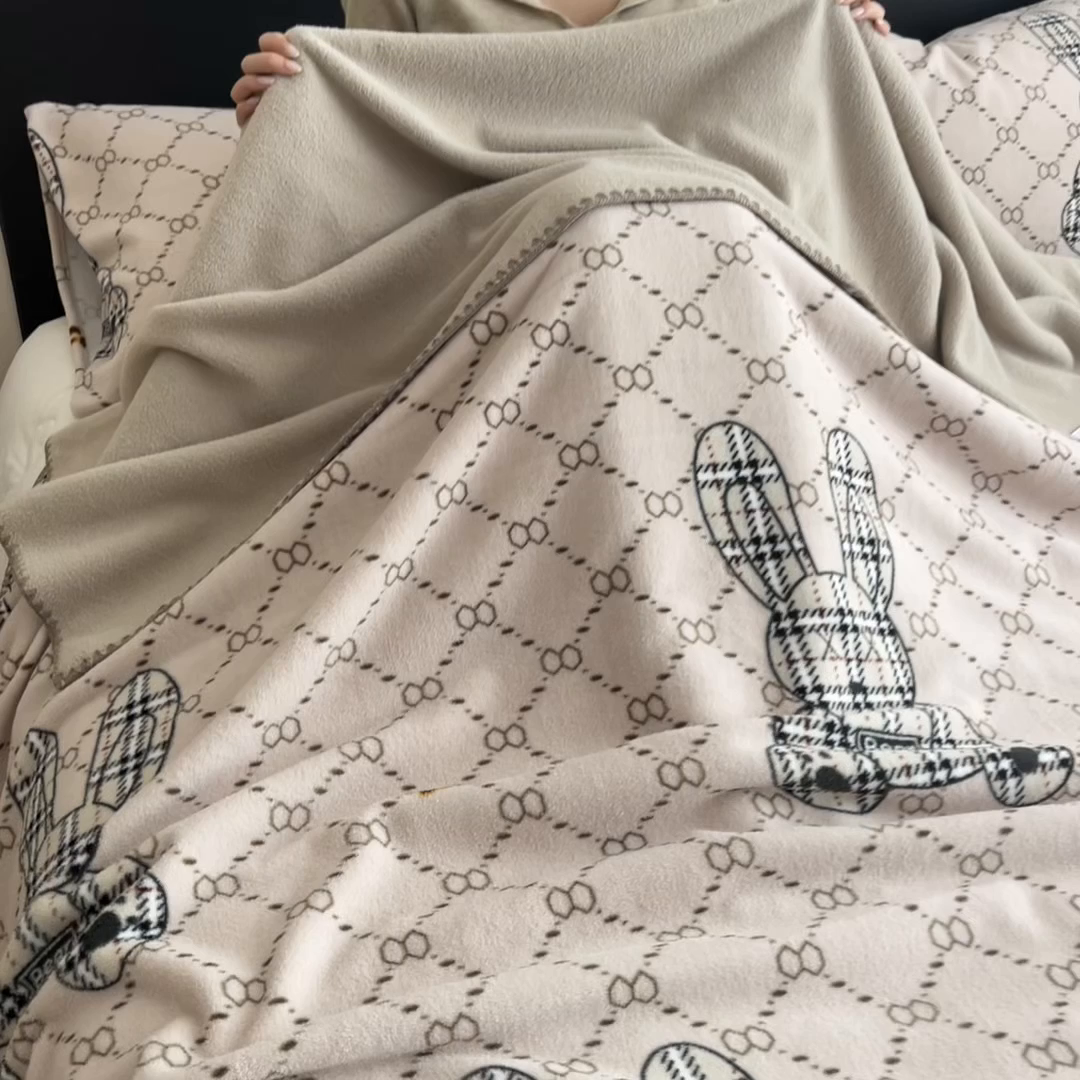 91家纺网 家纺一手货源 找家纺 慕木家纺 2025新款高克重印花仿羊绒双层毛毯毛毯毯子（可供跨境提供买家秀） 雅韵萌兔-咖