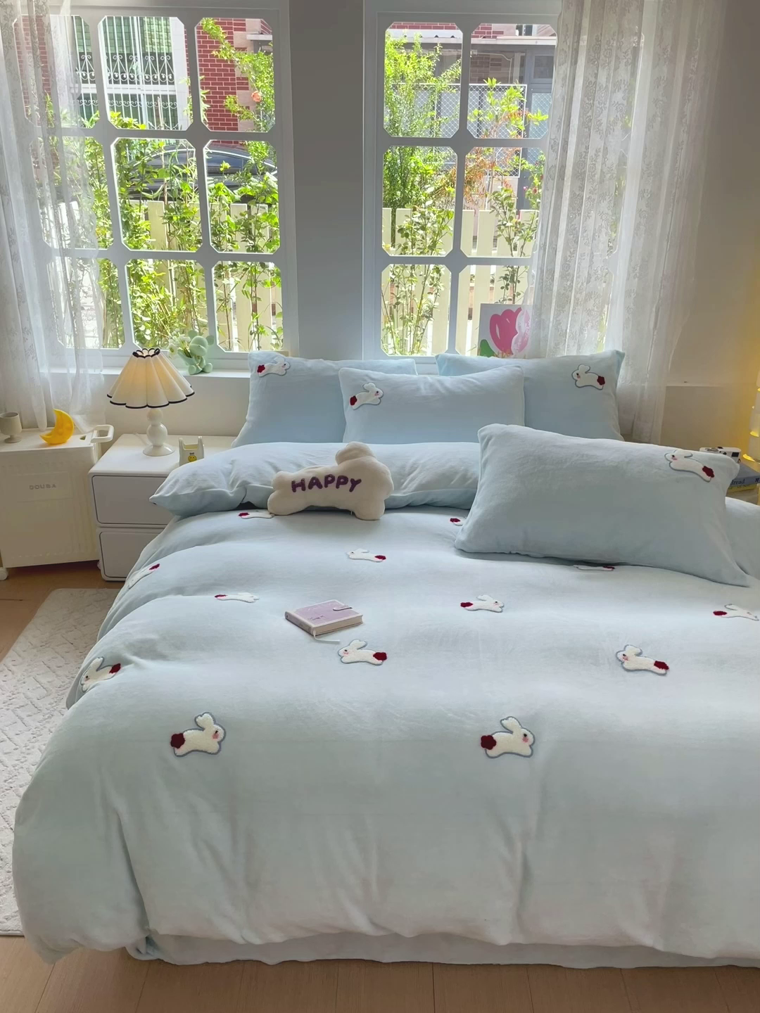 91家纺网 家纺一手货源 找家纺 寐居家纺 2025新款纯色毛巾绣牛奶绒四件套 云朵兔-蓝