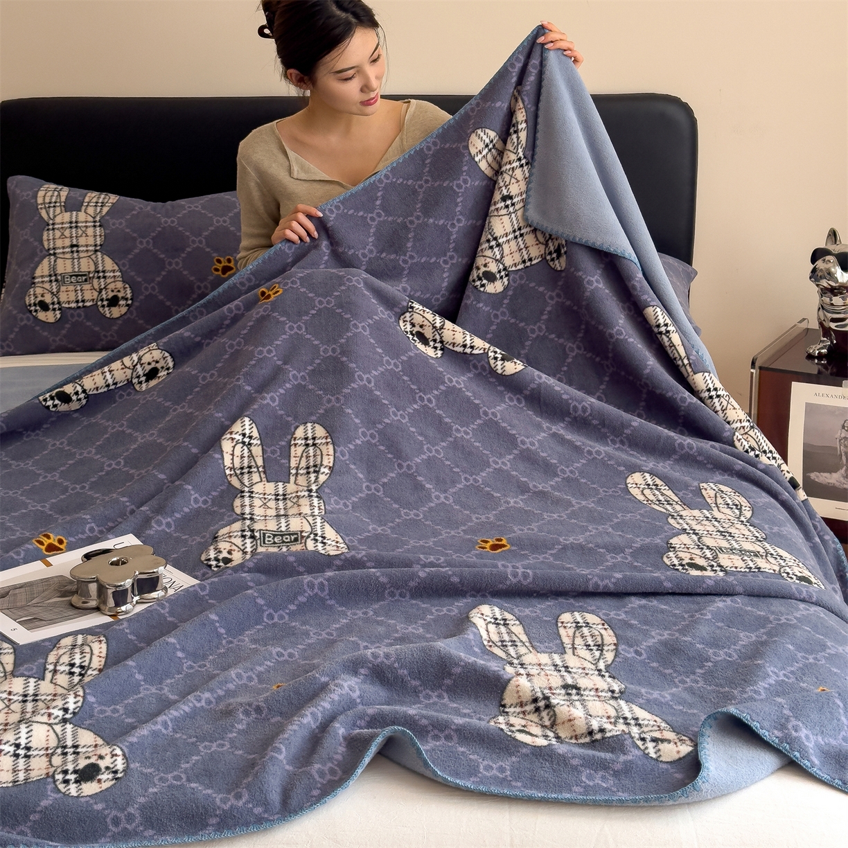 91家纺网 家纺一手货源 找家纺 慕木家纺 2025新款高克重印花仿羊绒双层毛毯毛毯毯子（可供跨境提供买家秀） 雅韵萌兔-蓝
