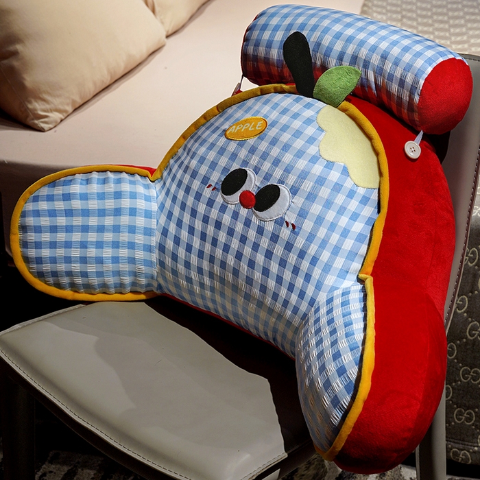 91家纺网 家纺一手货源 找家纺 仟亿莱 2025新款大眼苹果格子拥抱式腰靠 拥抱蓝格红苹果