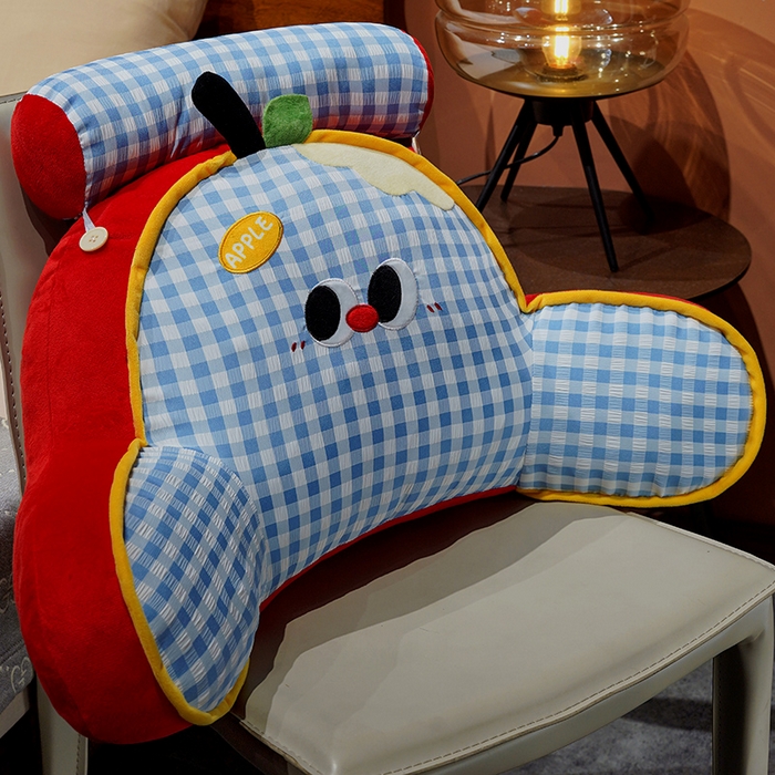91家纺网 家纺一手货源 找家纺 仟亿莱 2025新款大眼苹果格子拥抱式腰靠 拥抱蓝格红苹果