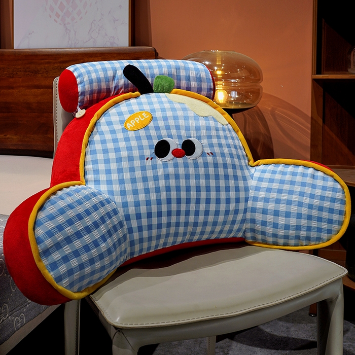 91家纺网 家纺一手货源 找家纺 仟亿莱 2025新款大眼苹果格子拥抱式腰靠 拥抱蓝格红苹果