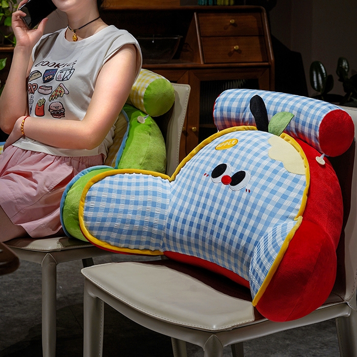 91家纺网 家纺一手货源 找家纺 仟亿莱 2025新款大眼苹果格子拥抱式腰靠 拥抱蓝格红苹果