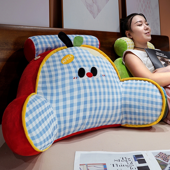 91家纺网 家纺一手货源 找家纺 仟亿莱 2025新款大眼苹果格子拥抱式腰靠 拥抱蓝格红苹果