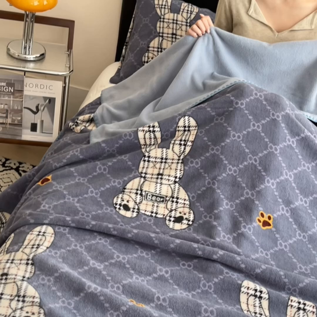 91家纺网 家纺一手货源 找家纺 慕木家纺 2025新款高克重印花仿羊绒双层毛毯毛毯毯子（可供跨境提供买家秀） 雅韵萌兔-蓝