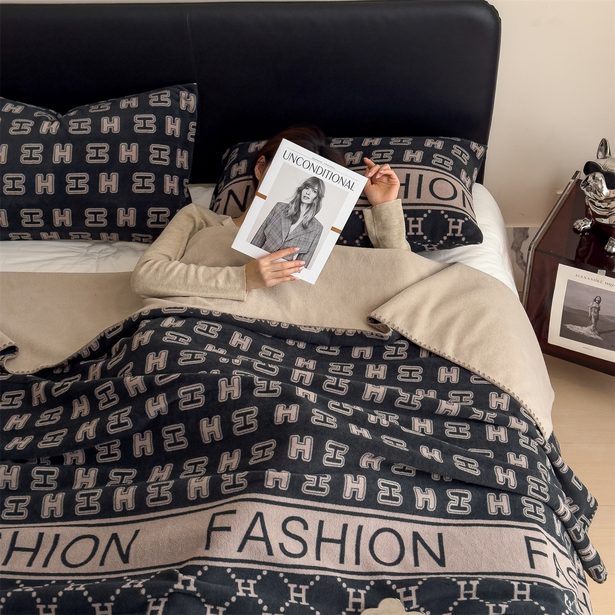 91家纺网 家纺一手货源 找家纺 慕木家纺 2025新款高克重印花仿羊绒双层毛毯毛毯毯子（可供跨境提供买家秀） H韵朝-黑