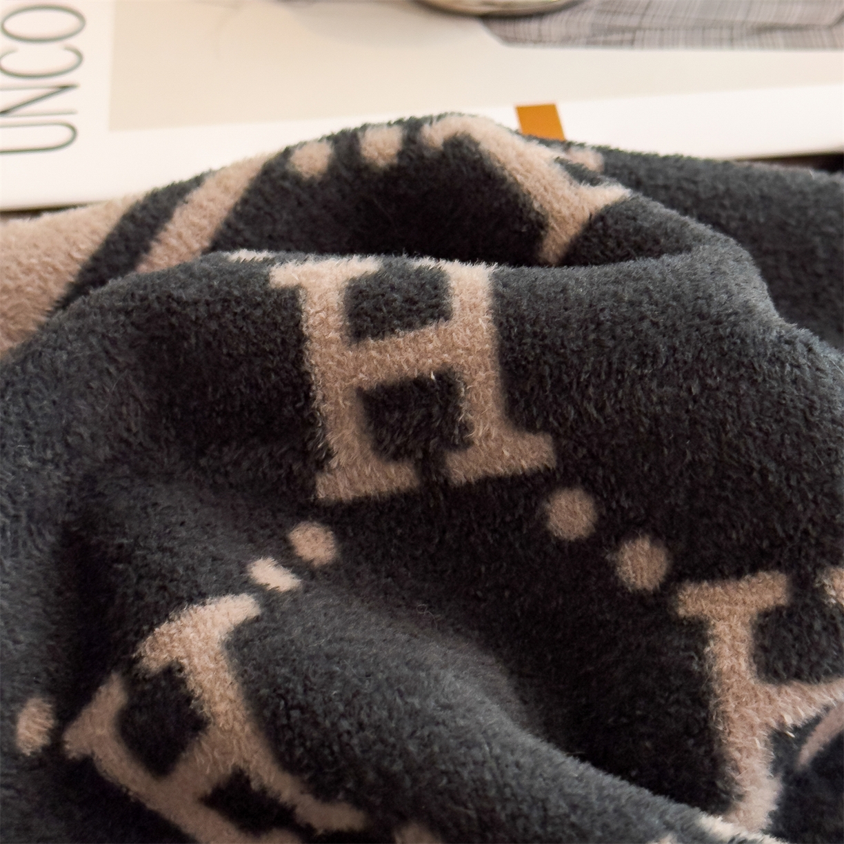 91家纺网 家纺一手货源 找家纺 慕木家纺 2025新款高克重印花仿羊绒双层毛毯毛毯毯子（可供跨境提供买家秀） H韵朝-黑