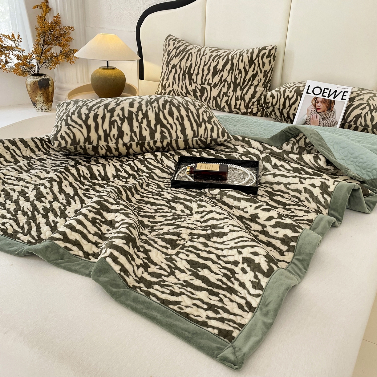 91家纺网 家纺一手货源 找家纺 大渔生活 2025新款牛奶绒印花床盖款四件套 豹纹诱惑 绿