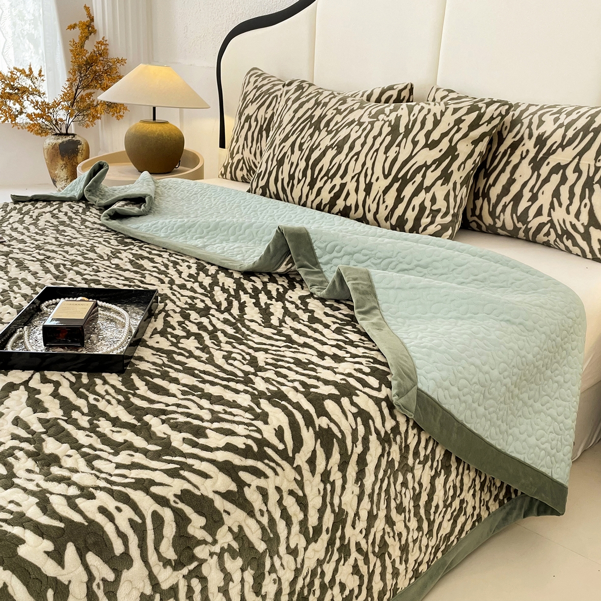 91家纺网 家纺一手货源 找家纺 大渔生活 2025新款牛奶绒印花床盖款四件套 豹纹诱惑 绿