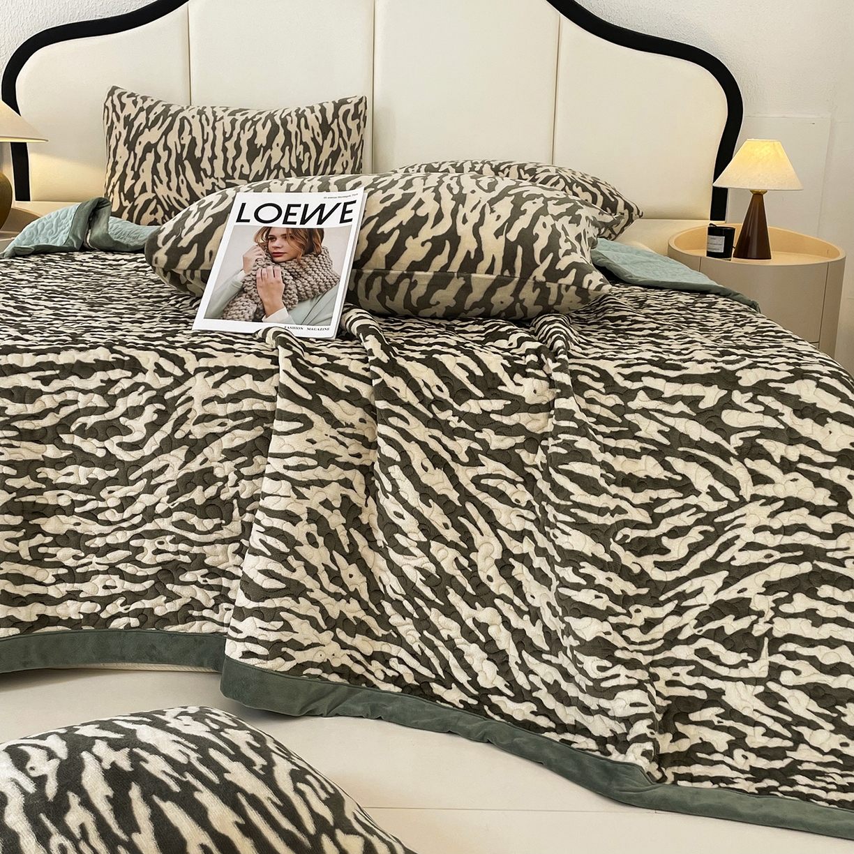 91家纺网 家纺一手货源 找家纺 大渔生活 2025新款牛奶绒印花床盖款四件套 豹纹诱惑 绿