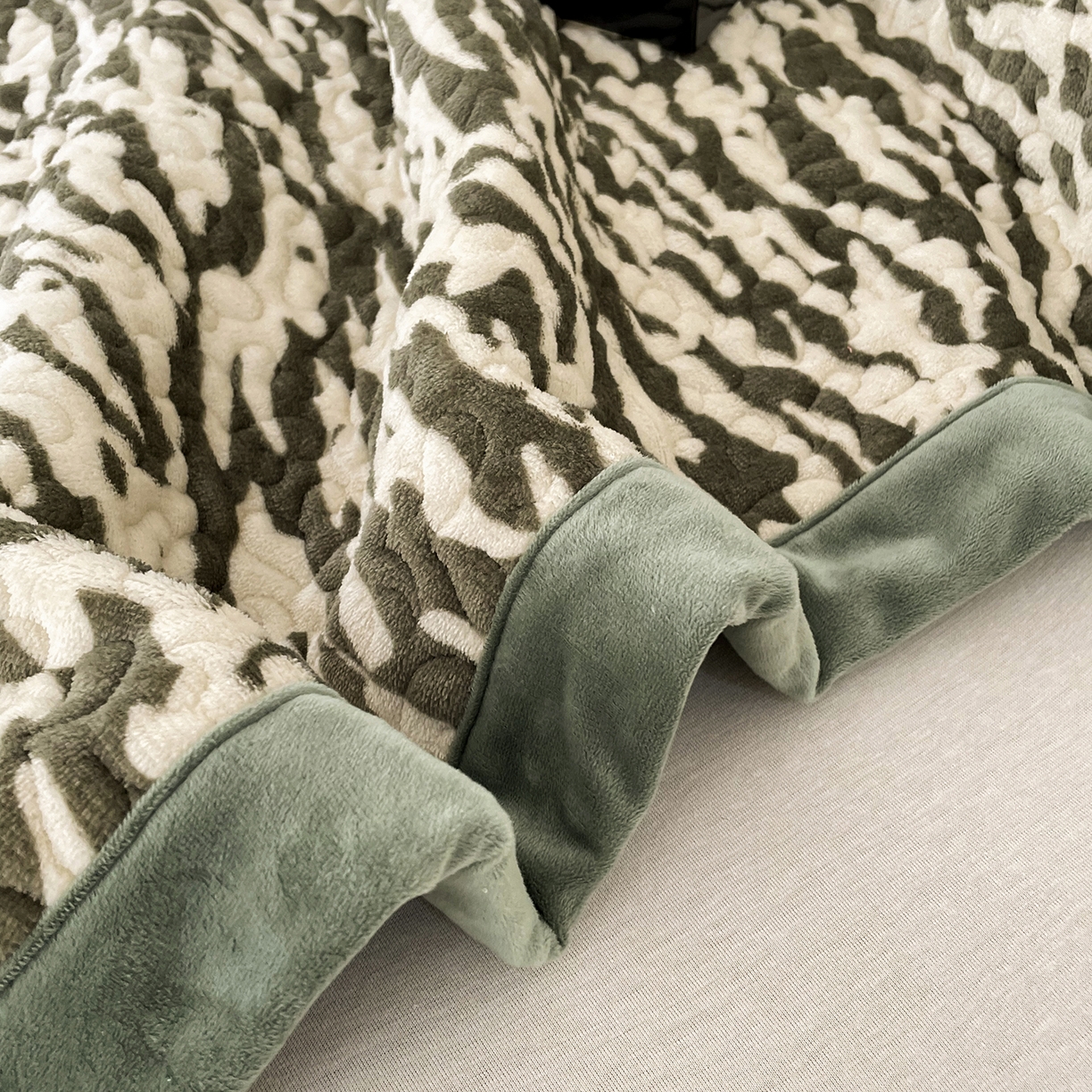 91家纺网 家纺一手货源 找家纺 大渔生活 2025新款牛奶绒印花床盖款四件套 豹纹诱惑 绿