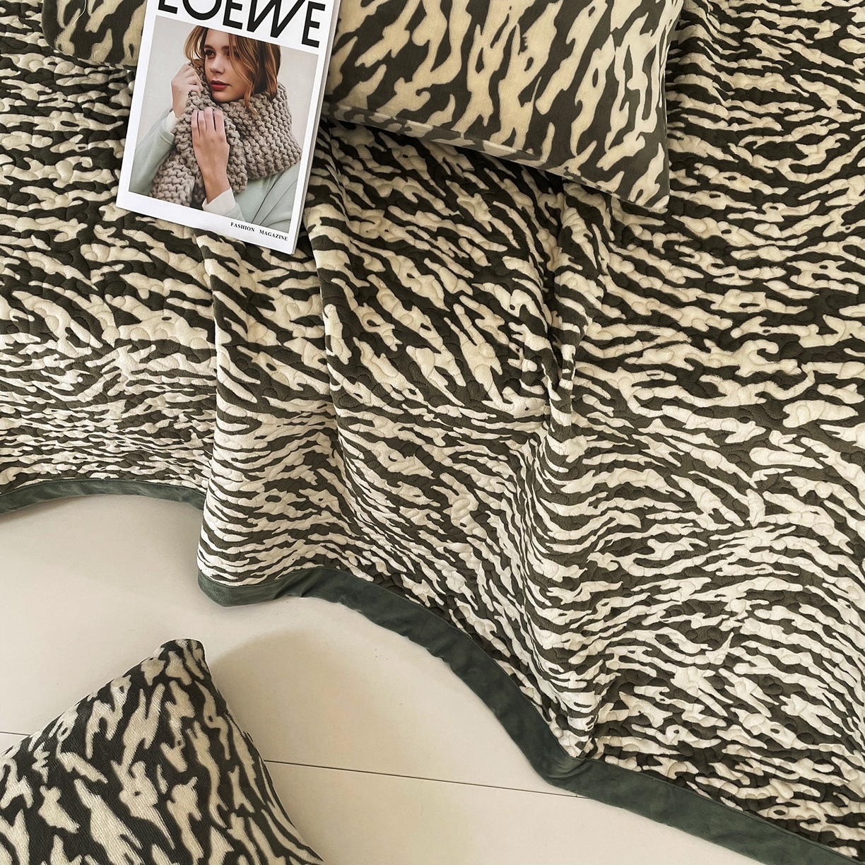 91家纺网 家纺一手货源 找家纺 大渔生活 2025新款牛奶绒印花床盖款四件套 豹纹诱惑 绿