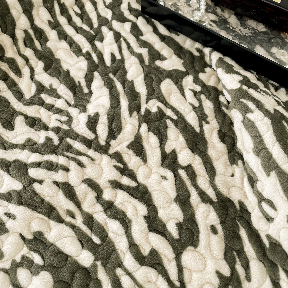 91家纺网 家纺一手货源 找家纺 大渔生活 2025新款牛奶绒印花床盖款四件套 豹纹诱惑 绿