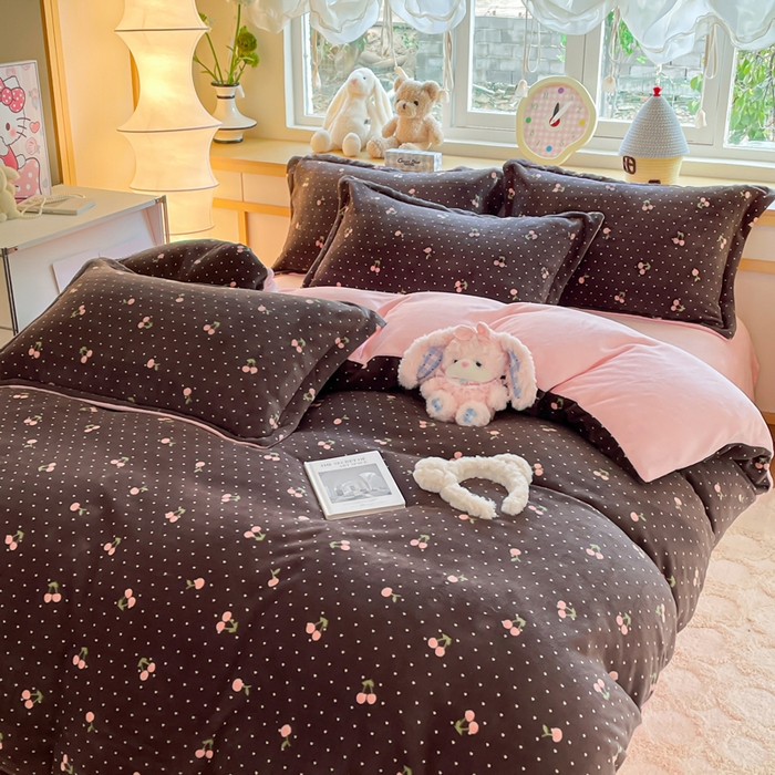 91家纺网 家纺一手货源 找家纺 弗苓家纺 2025新款加厚保暖双面牛奶绒四件套 樱桃点点
