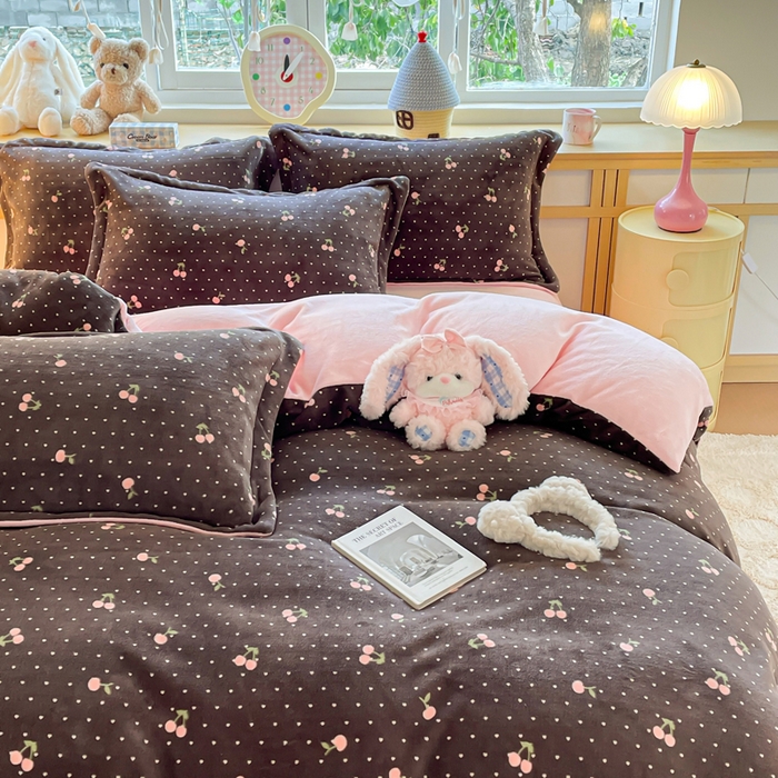 91家纺网 家纺一手货源 找家纺 弗苓家纺 2025新款加厚保暖双面牛奶绒四件套 樱桃点点