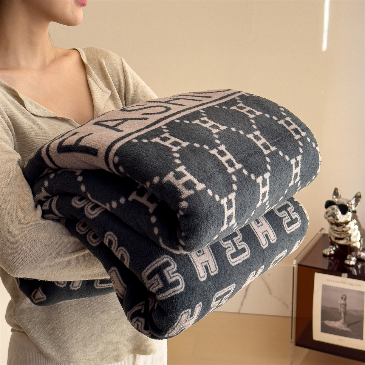 91家纺网 家纺一手货源 找家纺 慕木家纺 2025新款高克重印花仿羊绒双层毛毯毛毯毯子（可供跨境提供买家秀） H韵朝-黑