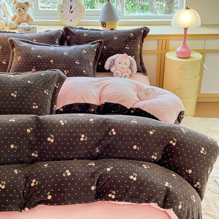 91家纺网 家纺一手货源 找家纺 弗苓家纺 2025新款加厚保暖双面牛奶绒四件套 樱桃点点