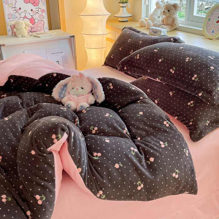 91家纺网 家纺一手货源 找家纺 弗苓家纺 2025新款加厚保暖双面牛奶绒四件套 樱桃点点