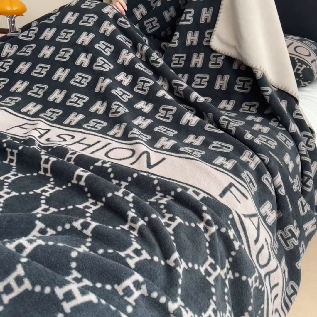 91家纺网 家纺一手货源 找家纺 慕木家纺 2025新款高克重印花仿羊绒双层毛毯毛毯毯子（可供跨境提供买家秀） H韵朝-黑