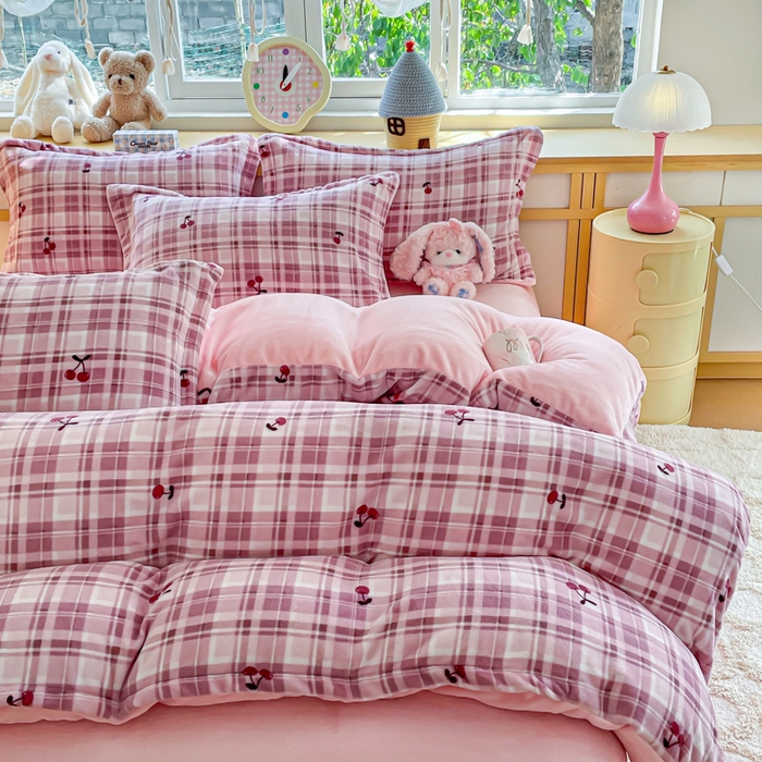 91家纺网 家纺一手货源 找家纺 弗苓家纺 2025新款加厚保暖双面牛奶绒四件套 樱桃红