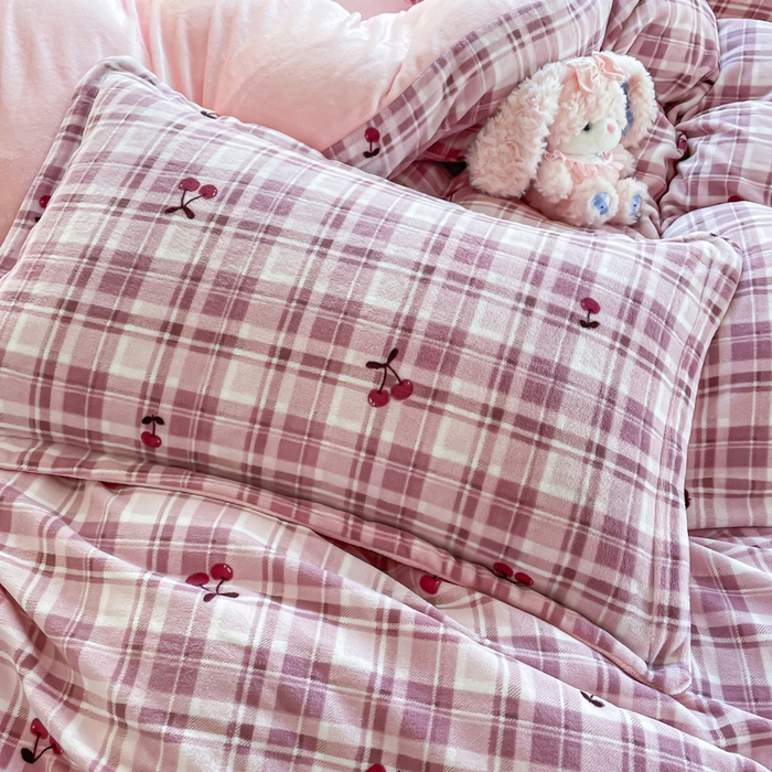 91家纺网 家纺一手货源 找家纺 弗苓家纺 2025新款加厚保暖双面牛奶绒四件套 樱桃红