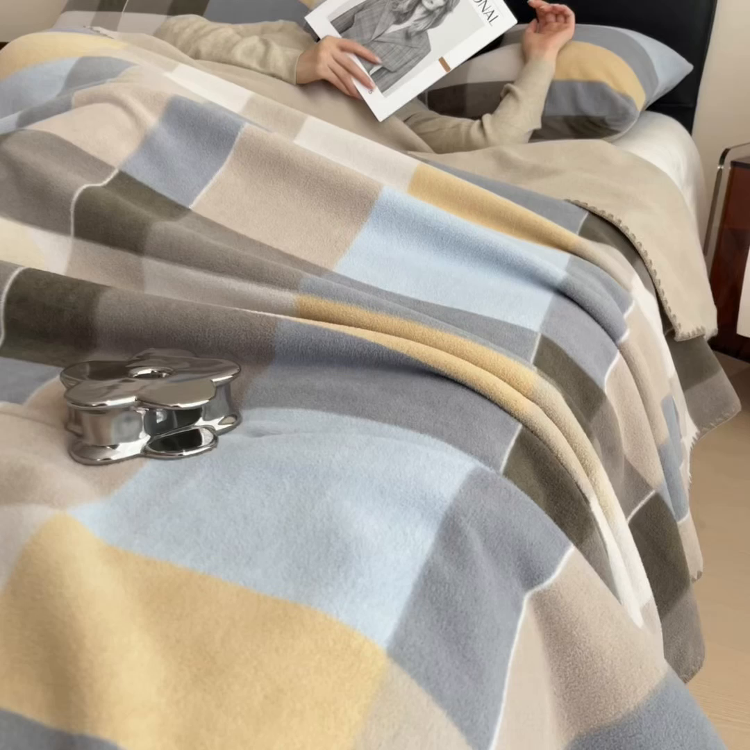 91家纺网 家纺一手货源 找家纺 慕木家纺 2025新款高克重印花仿羊绒双层毛毯毛毯毯子（可供跨境提供买家秀） 冰蓝格序-黄