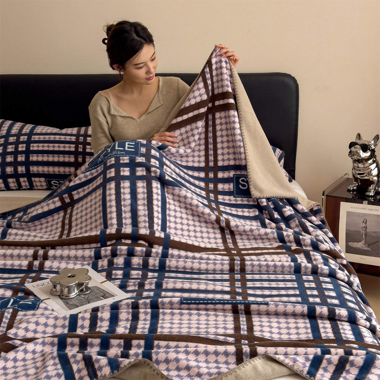 91家纺网 家纺一手货源 找家纺 慕木家纺 2025新款高克重印花仿羊绒双层毛毯毛毯毯子（可供跨境提供买家秀） 都市织梦-粉