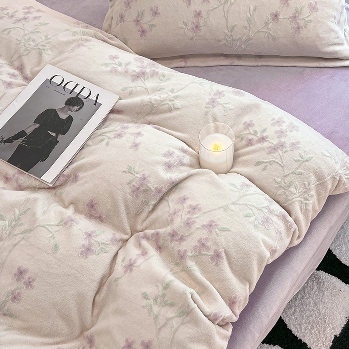 91家纺网 家纺一手货源 找家纺 寐居家纺 2025新款3D烂花牛奶绒四件套 花想容-米白