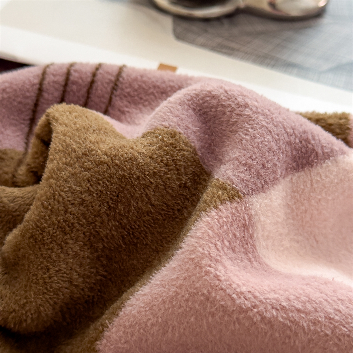 91家纺网 家纺一手货源 找家纺 慕木家纺 2025新款高克重印花仿羊绒双层毛毯毛毯毯子（可供跨境提供买家秀） 粉棕格章