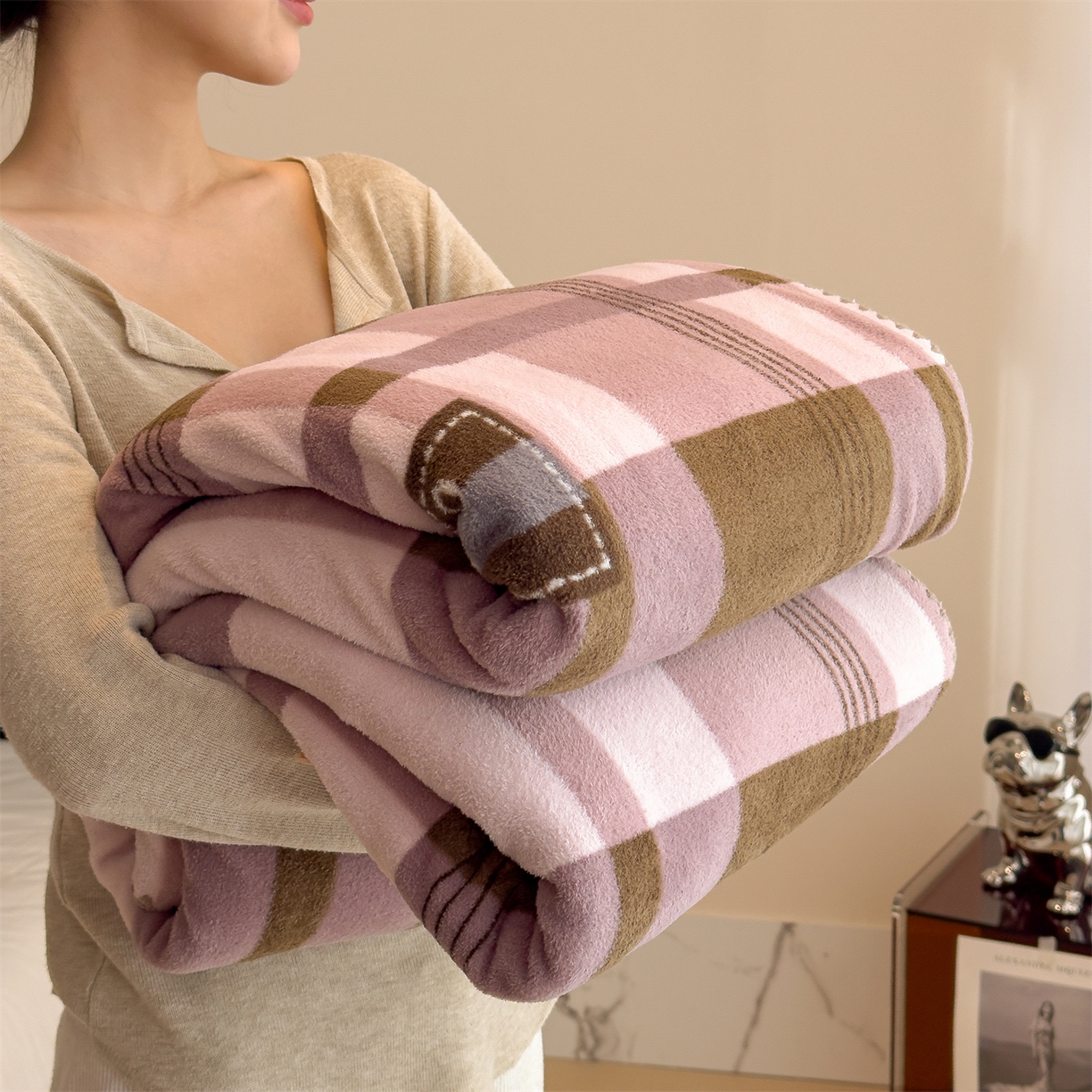 91家纺网 家纺一手货源 找家纺 慕木家纺 2025新款高克重印花仿羊绒双层毛毯毛毯毯子（可供跨境提供买家秀） 粉棕格章