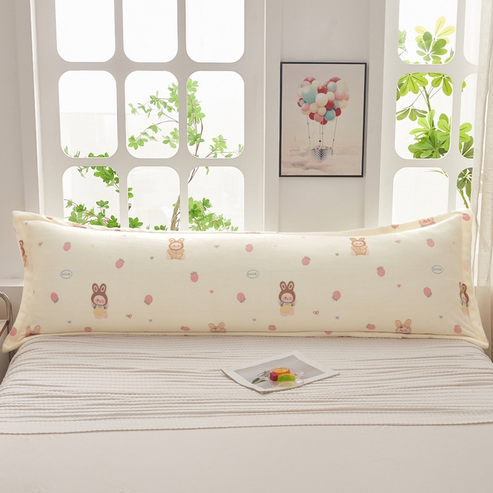 91家纺网 家纺一手货源 找家纺 翎盈家纺 2025新款冬季小清新牛奶绒双人枕套 草莓萌宝