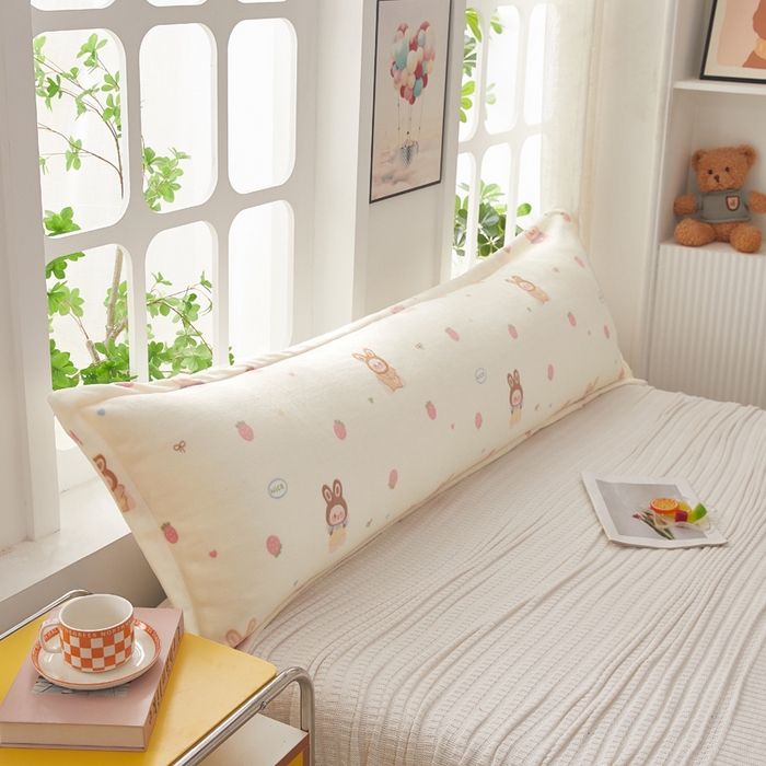 91家纺网 家纺一手货源 找家纺 翎盈家纺 2025新款冬季小清新牛奶绒双人枕套 草莓萌宝