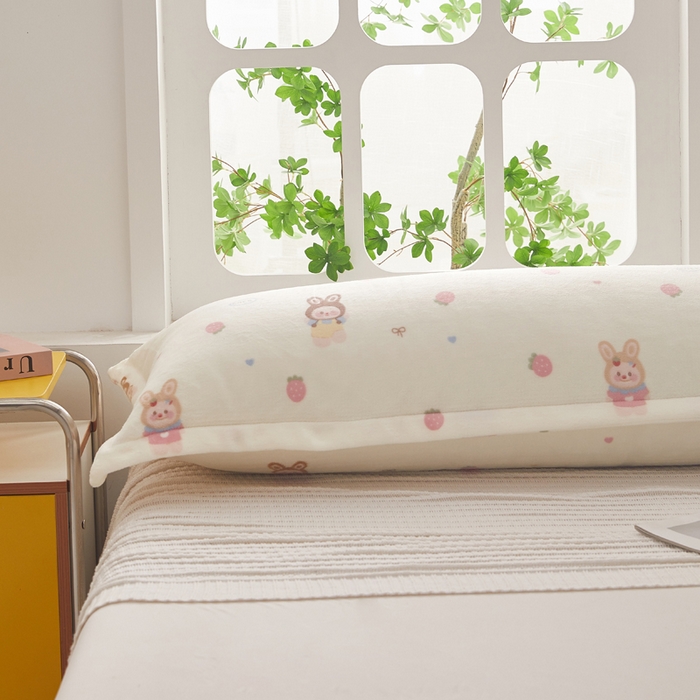 91家纺网 家纺一手货源 找家纺 翎盈家纺 2025新款冬季小清新牛奶绒双人枕套 草莓萌宝