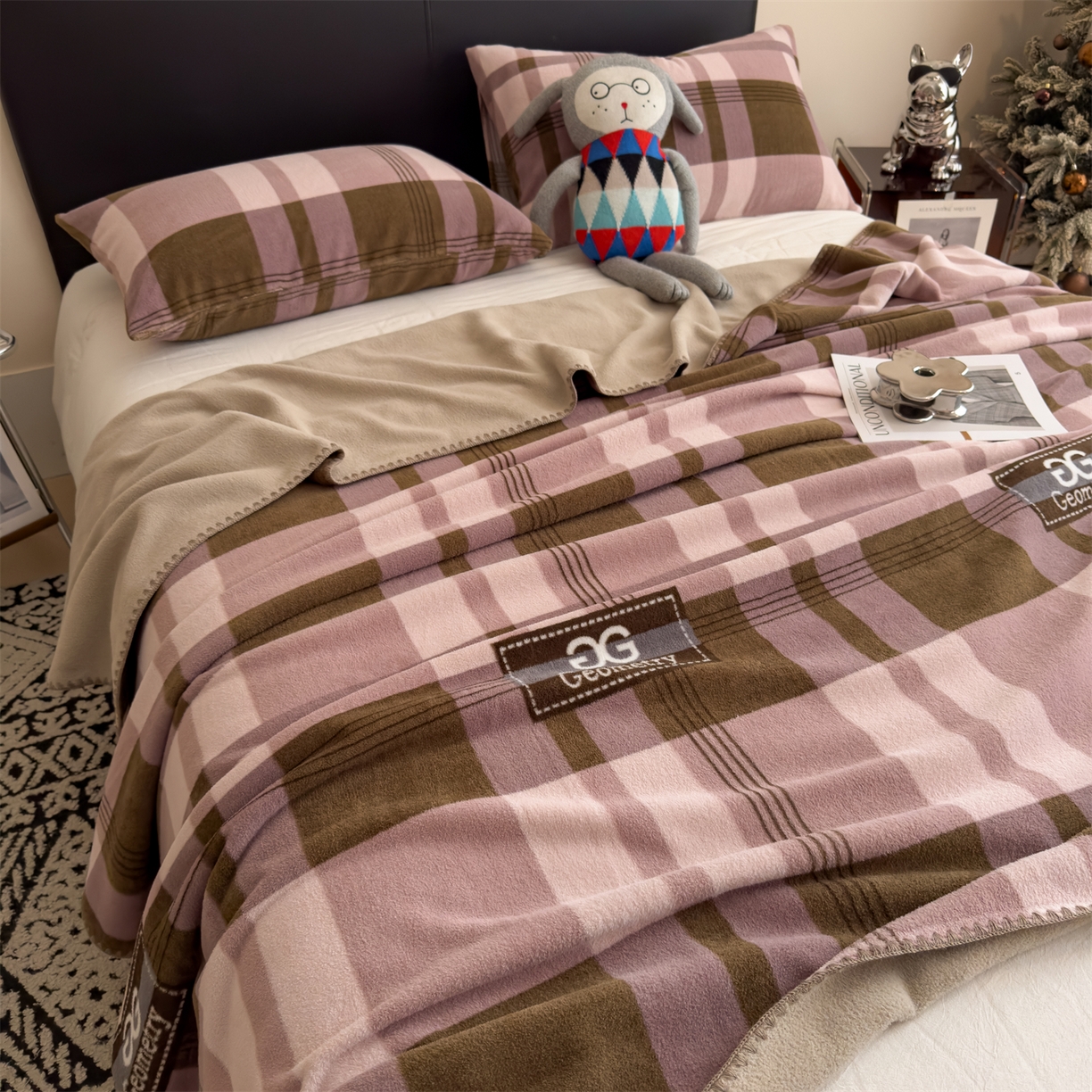 91家纺网 家纺一手货源 找家纺 慕木家纺 2025新款高克重印花仿羊绒双层毛毯毛毯毯子（可供跨境提供买家秀） 粉棕格章