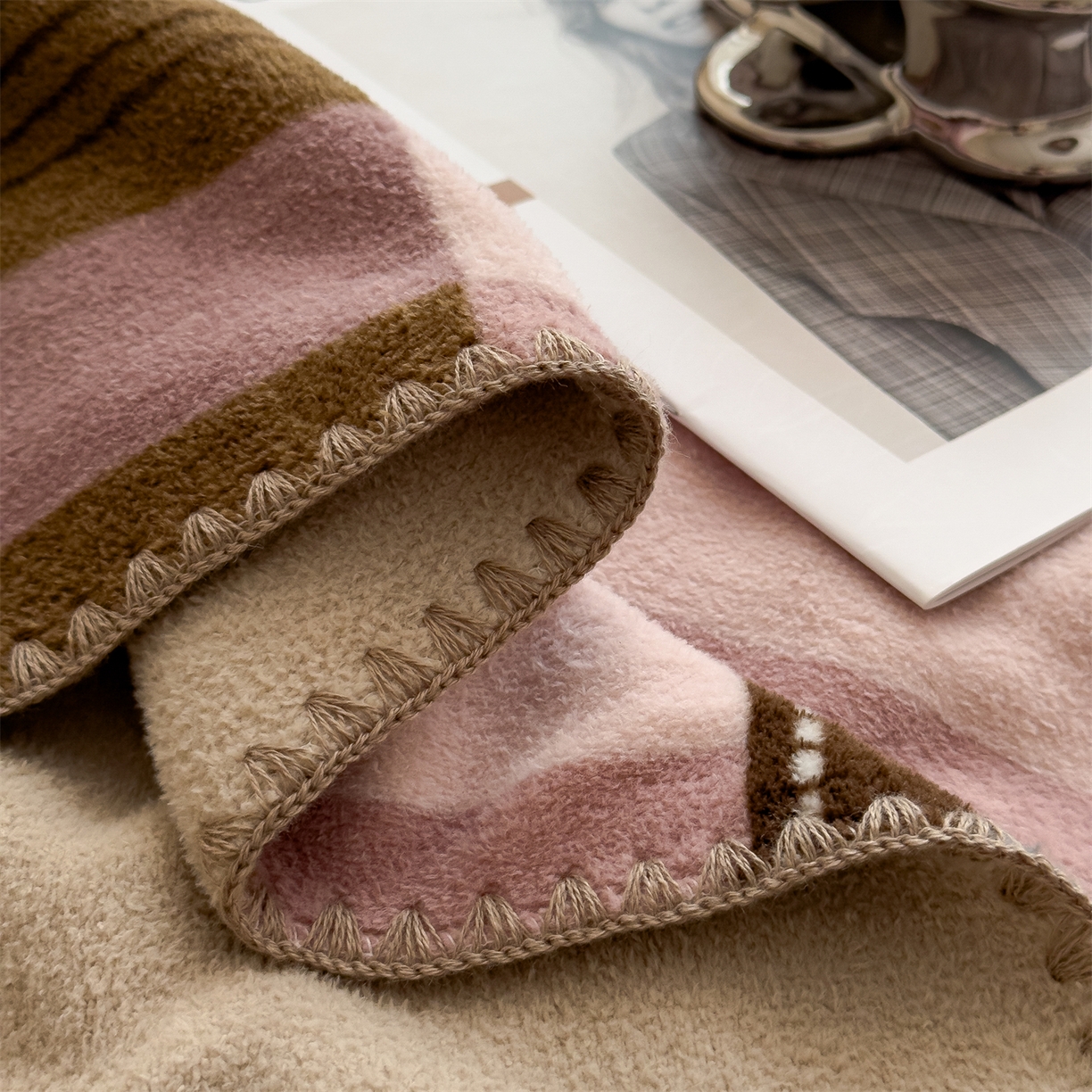 91家纺网 家纺一手货源 找家纺 慕木家纺 2025新款高克重印花仿羊绒双层毛毯毛毯毯子（可供跨境提供买家秀） 粉棕格章