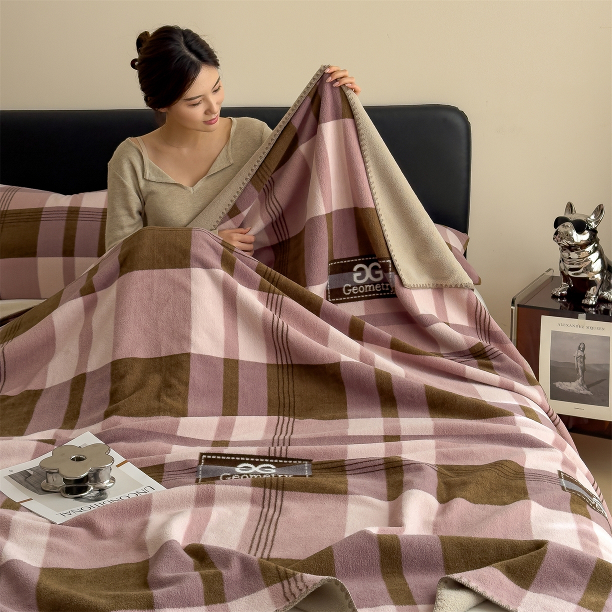 91家纺网 家纺一手货源 找家纺 慕木家纺 2025新款高克重印花仿羊绒双层毛毯毛毯毯子（可供跨境提供买家秀） 粉棕格章