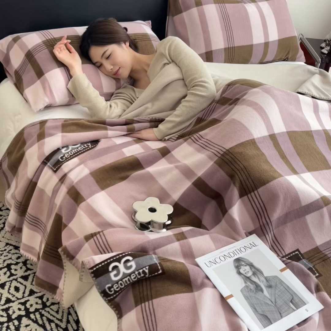 91家纺网 家纺一手货源 找家纺 慕木家纺 2025新款高克重印花仿羊绒双层毛毯毛毯毯子（可供跨境提供买家秀） 粉棕格章