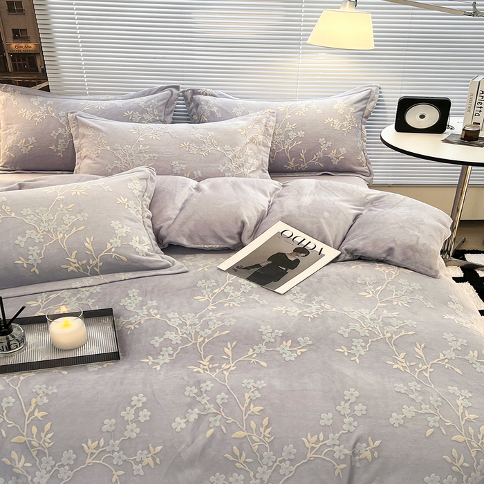 91家纺网 家纺一手货源 找家纺 寐居家纺 2025新款3D烂花牛奶绒四件套 花想容-紫灰