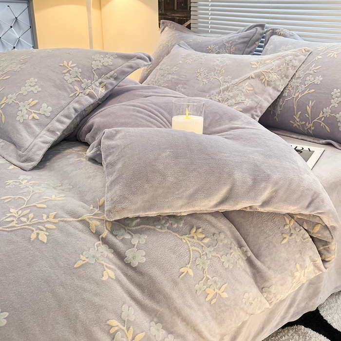 91家纺网 家纺一手货源 找家纺 寐居家纺 2025新款3D烂花牛奶绒四件套 花想容-紫灰