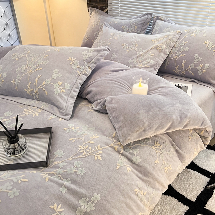 91家纺网 家纺一手货源 找家纺 寐居家纺 2025新款3D烂花牛奶绒四件套 花想容-紫灰