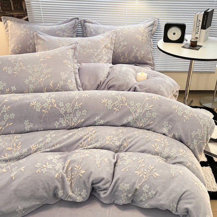 91家纺网 家纺一手货源 找家纺 寐居家纺 2025新款3D烂花牛奶绒四件套 花想容-紫灰