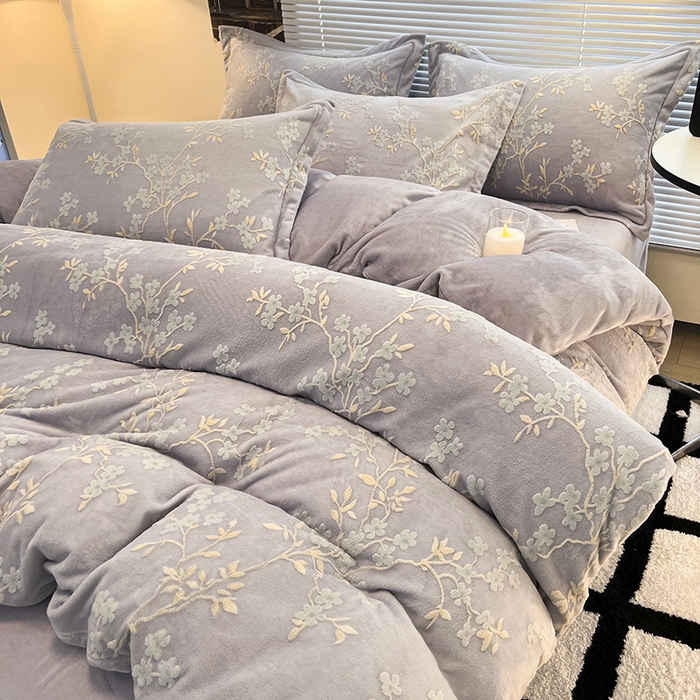 91家纺网 家纺一手货源 找家纺 寐居家纺 2025新款3D烂花牛奶绒四件套 花想容-紫灰