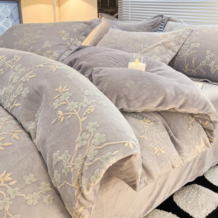 91家纺网 家纺一手货源 找家纺 寐居家纺 2025新款3D烂花牛奶绒四件套 花想容-紫灰
