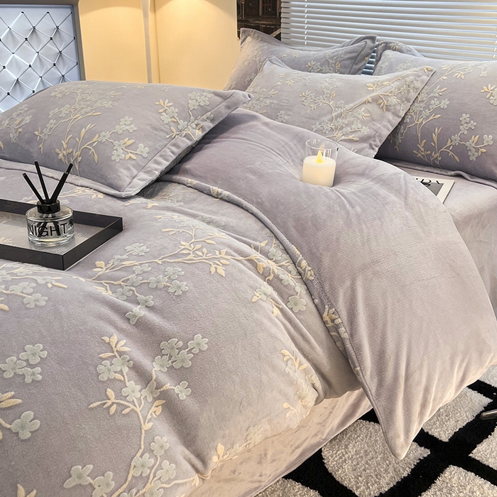 91家纺网 家纺一手货源 找家纺 寐居家纺 2025新款3D烂花牛奶绒四件套 花想容-紫灰