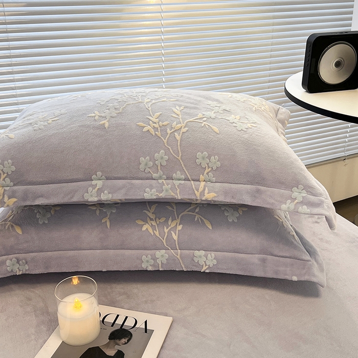91家纺网 家纺一手货源 找家纺 寐居家纺 2025新款3D烂花牛奶绒四件套 花想容-紫灰