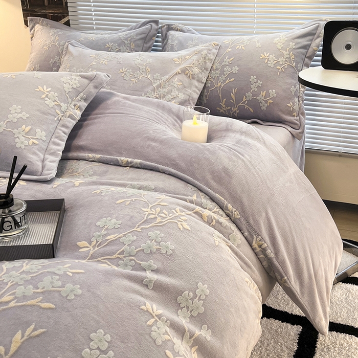 91家纺网 家纺一手货源 找家纺 寐居家纺 2025新款3D烂花牛奶绒四件套 花想容-紫灰