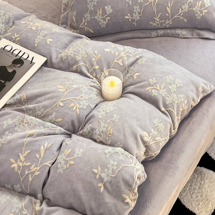 91家纺网 家纺一手货源 找家纺 寐居家纺 2025新款3D烂花牛奶绒四件套 花想容-紫灰